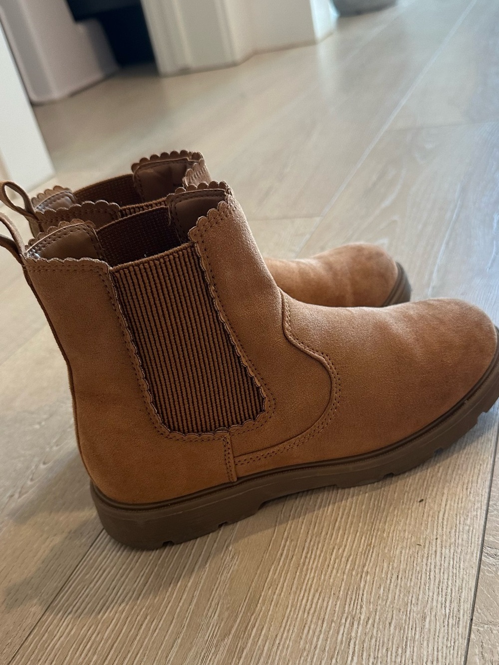 Old Navy Kids girls Brown Chelsea Boots with Scalloped Top